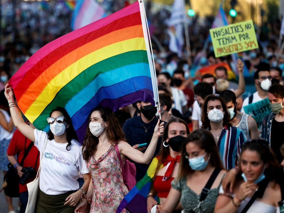Violence anti-trans : Deux femmes jugées pour avoir agressé un adolescent trans en le menaçant de mort