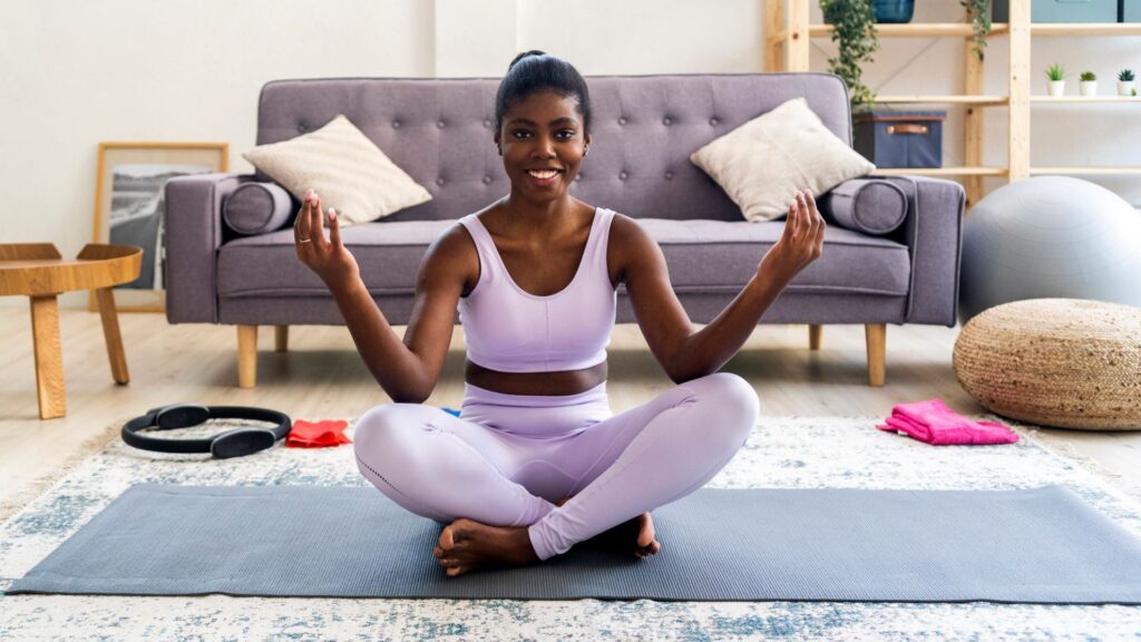Coudes croisés ? Cinq exercices de Pilates pour des hanches flexibles !