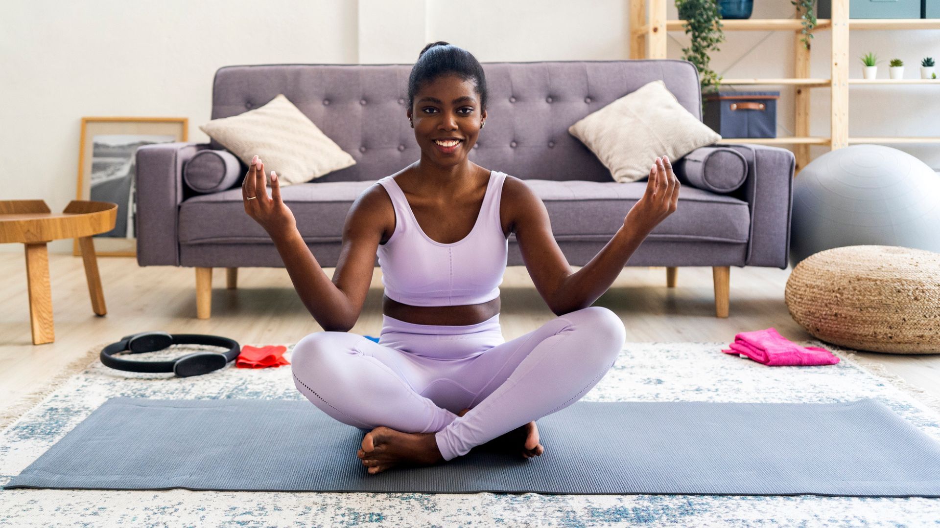 Coudes croisés ? Cinq exercices de Pilates pour des hanches flexibles !