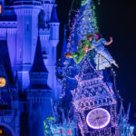 Peter Pan et Wendy en pleine aventure dans la parade Disney Starlight au Magic Kingdom