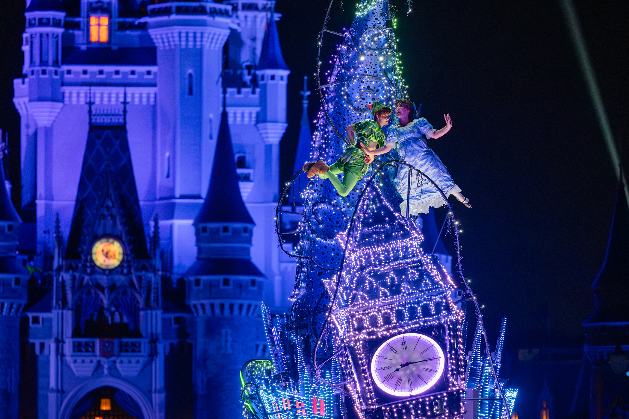 Peter Pan et Wendy en pleine aventure dans la parade Disney Starlight au Magic Kingdom