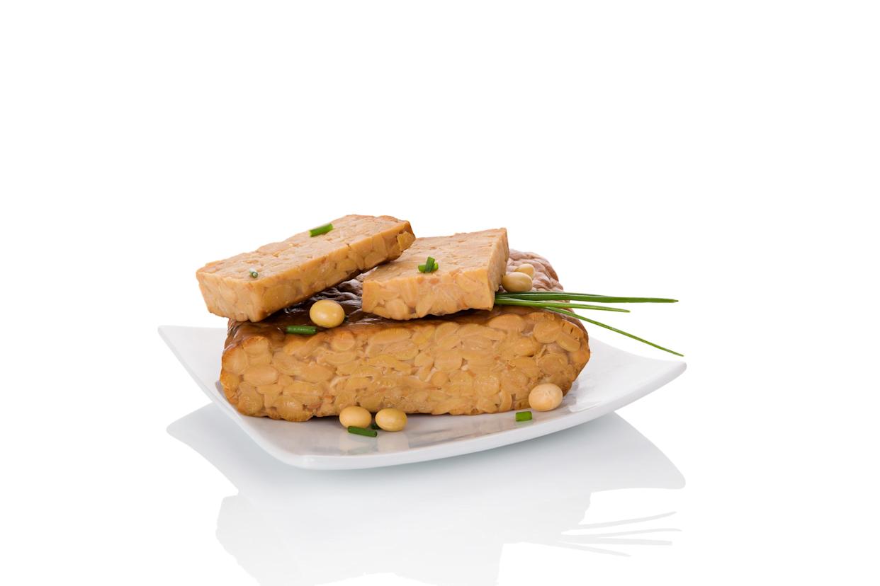 Tempeh isolé sur fond blanc