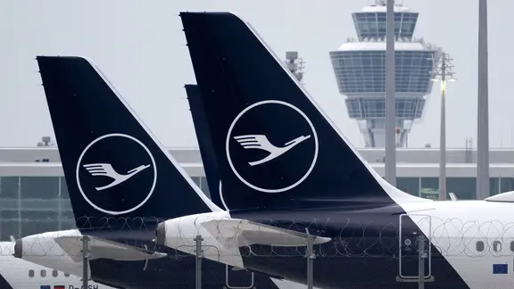 Avions de la Lufthansa à l'aéroport.