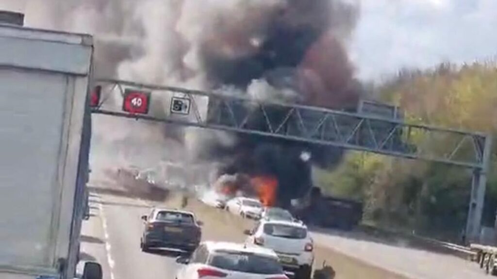 M62 : Tout sur la fermeture de l'autoroute causée par un incendie explosif