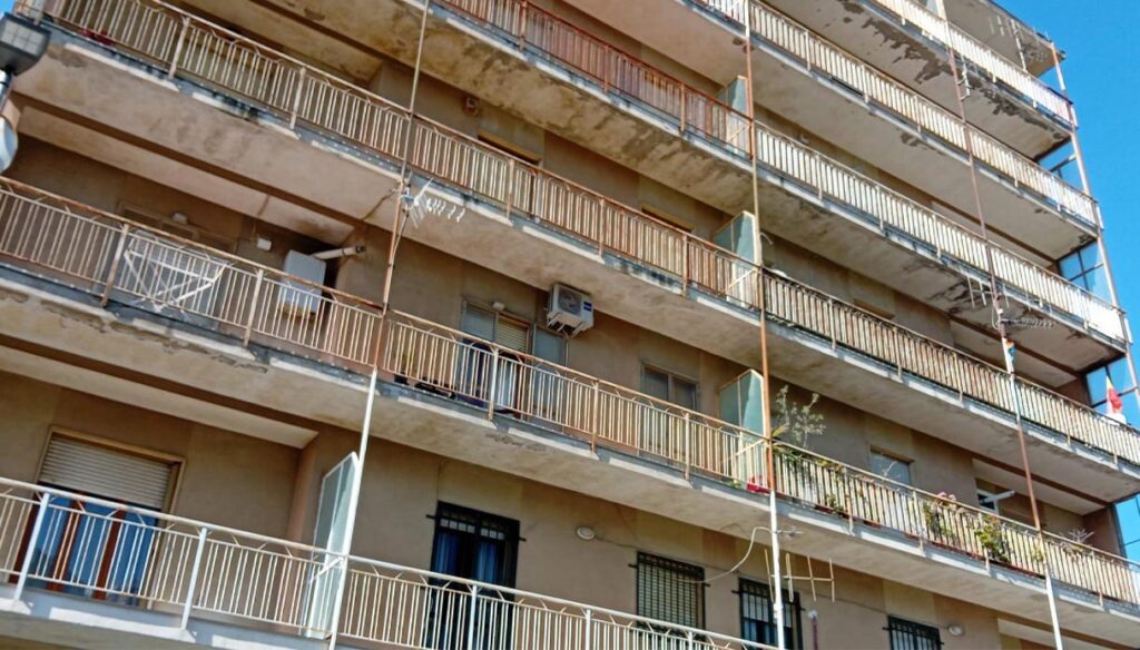 Tragédie à Catanzaro : une mère se jette du troisième étage avec ses enfants, deux morts et un bébé en danger