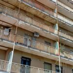 Tragédie à Catanzaro : une mère se jette du troisième étage avec ses enfants, deux morts et un bébé en danger