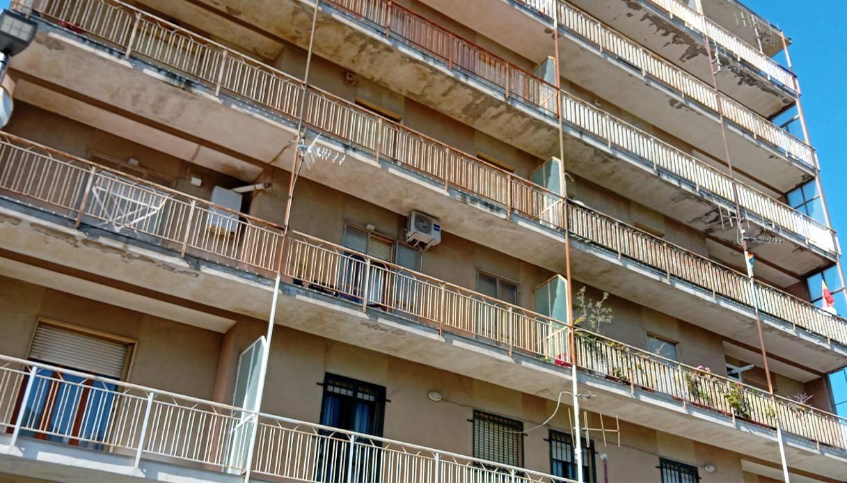 Tragédie à Catanzaro : une mère se jette du troisième étage avec ses enfants, deux morts et un bébé en danger