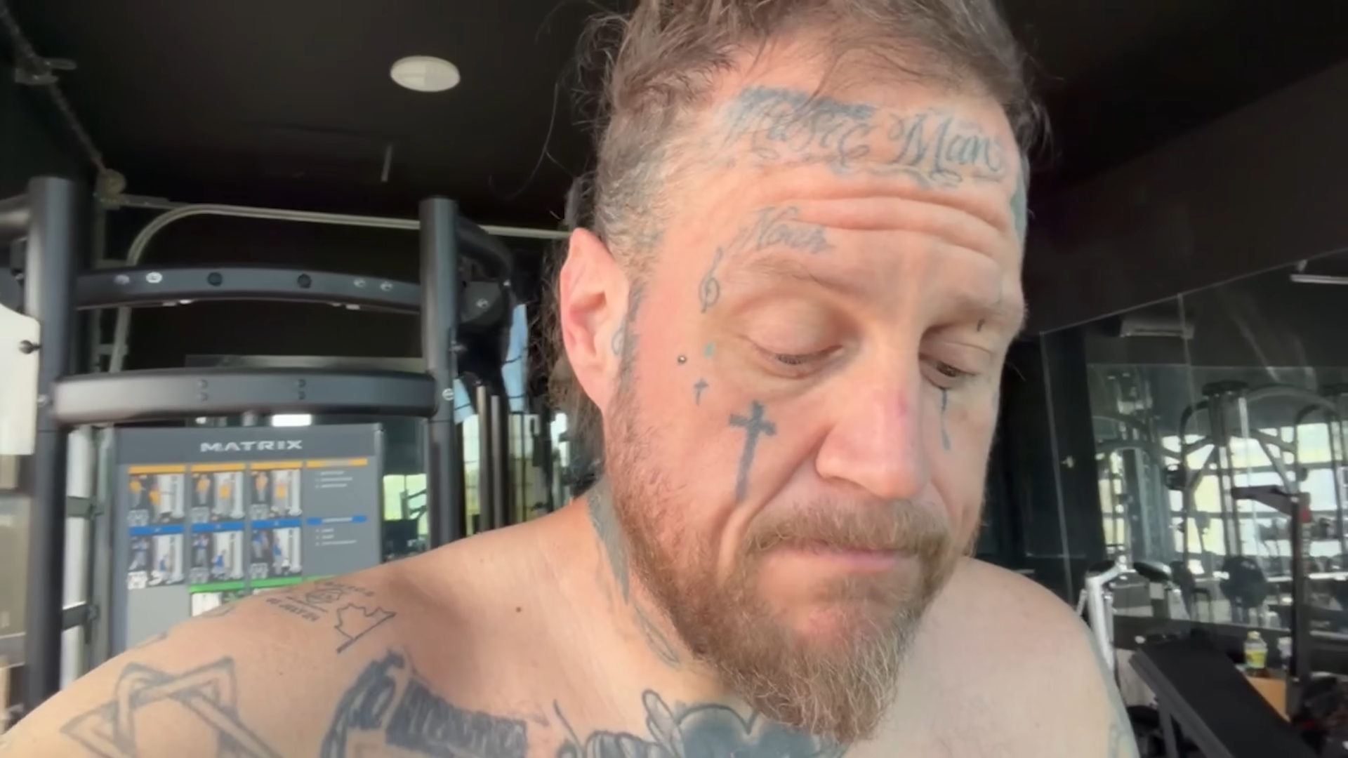 Jelly Roll admet avoir repris du poids sans se peser