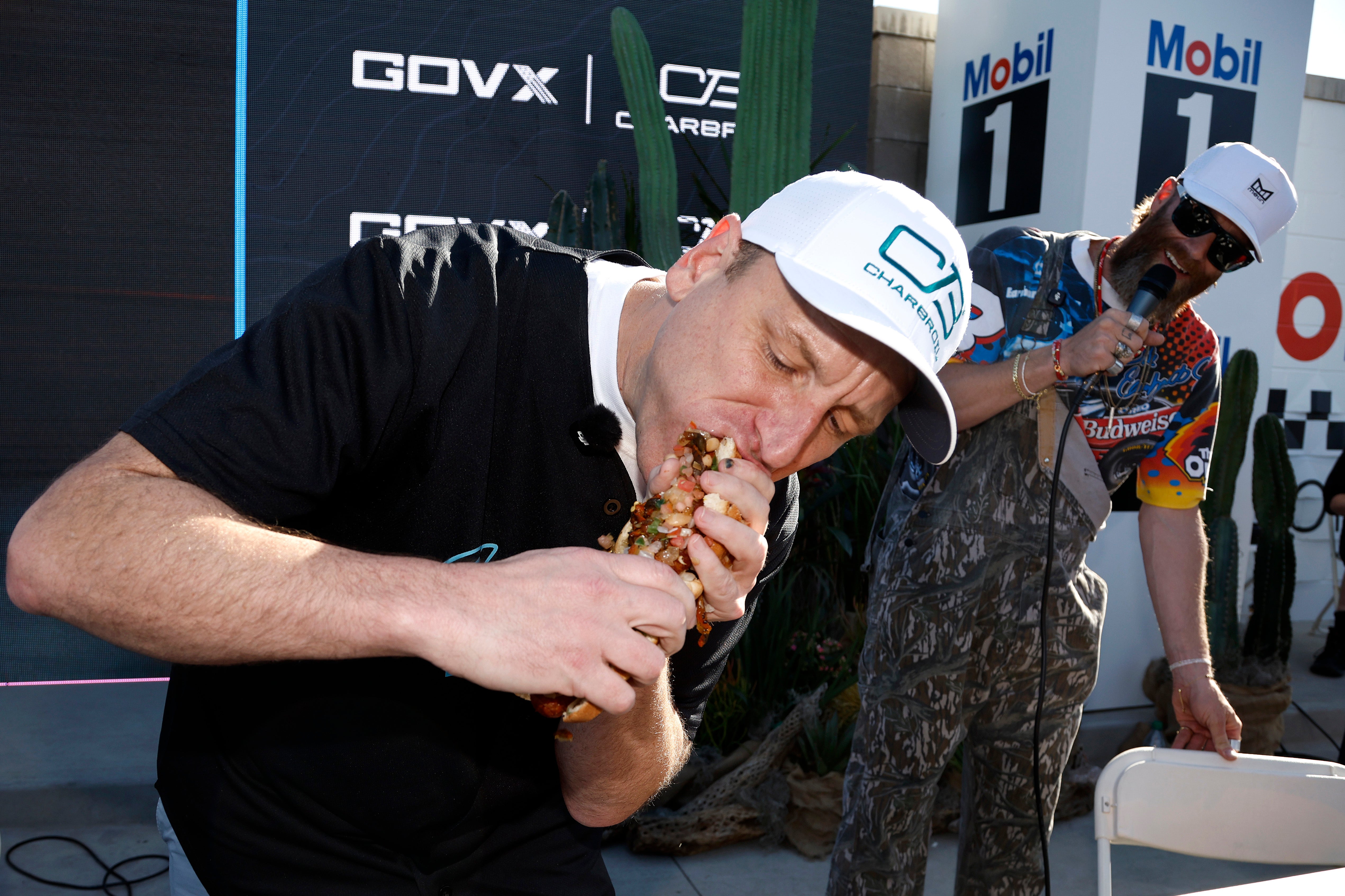 Joey Chestnut, un concurrent célèbre, participe à un concours de dégustation de hot-dogs