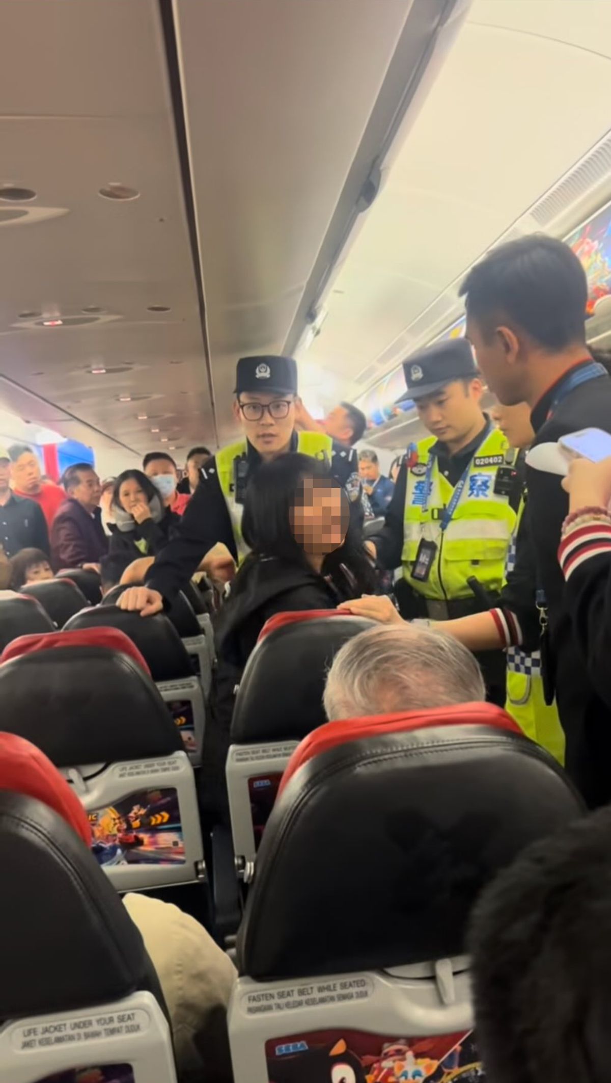 Image de la passagère en train de crier