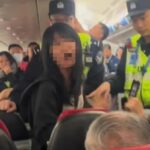 Femme expulsée d'un avion après avoir crié sur les hôtesses pour parler anglais