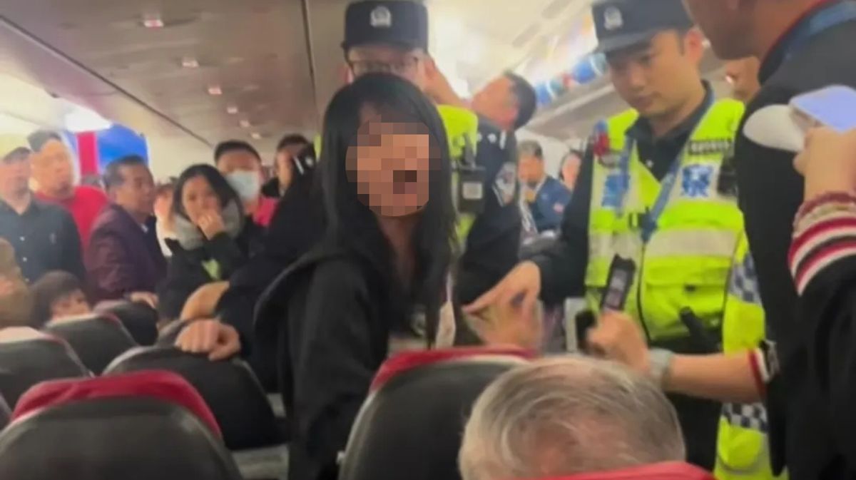 Femme expulsée d'un avion après avoir crié sur les hôtesses pour parler anglais