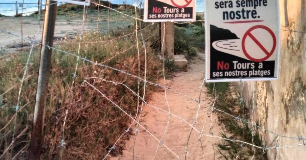 Barricades et affiches à Es Carbó : Stop aux tours touristiques vers la plage!