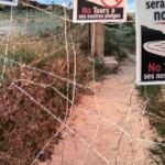 Barricades et affiches à Es Carbó : Stop aux tours touristiques vers la plage!