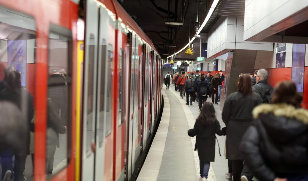 Accident de S-Bahn : Adolescent heurte un train et est traîné