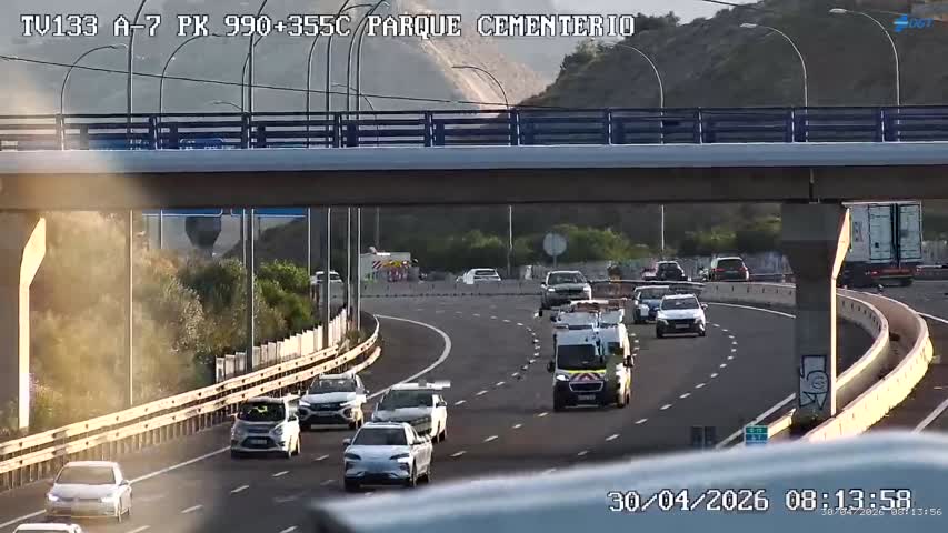 Accident spectaculaire : un homme blessé entre un camion et un semi-remorque sur l'A-7