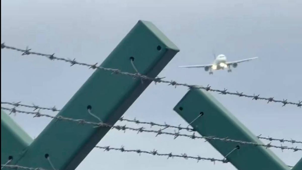 Atterrissage spectaculaire d'un avion sous la tempête Dave à l'aéroport de Dublin