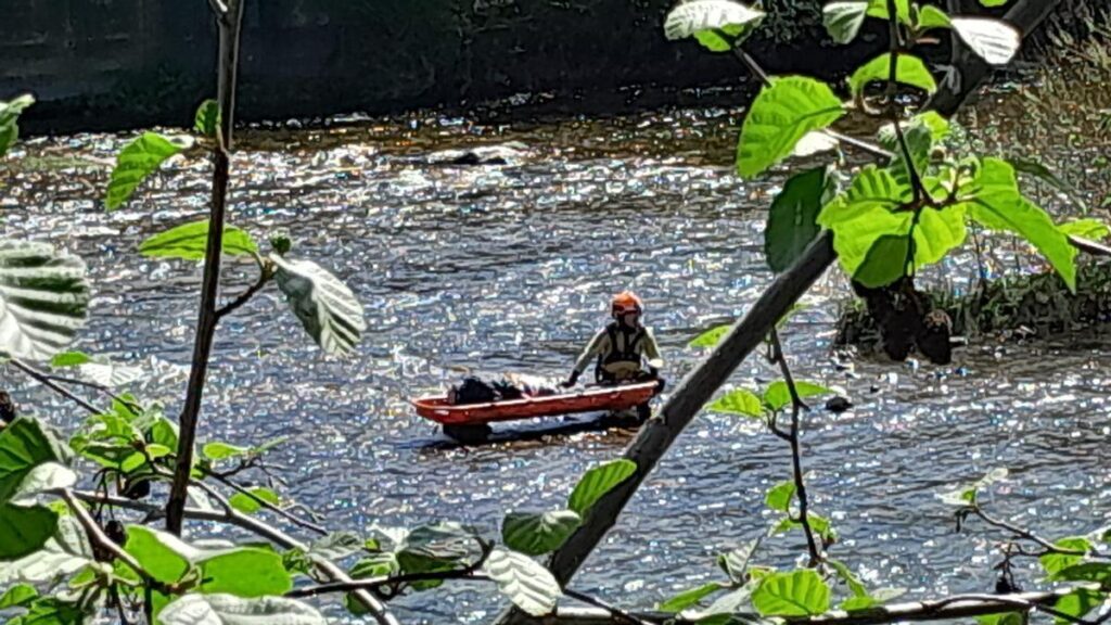 Cadavre d'un homme découvert flottant dans le fleuve à Mieres
