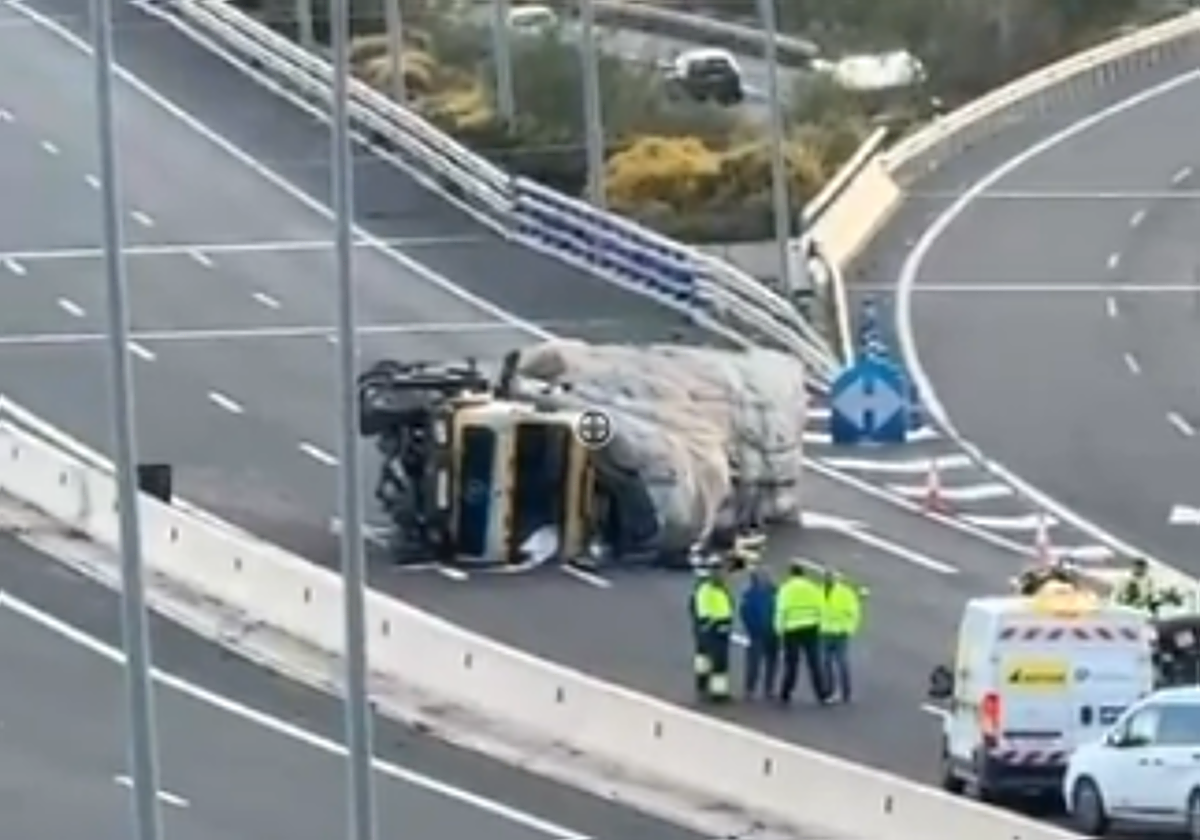 Conducteurs bloqués pendant 14 heures sur l'A-7 à cause d'un camion renversé