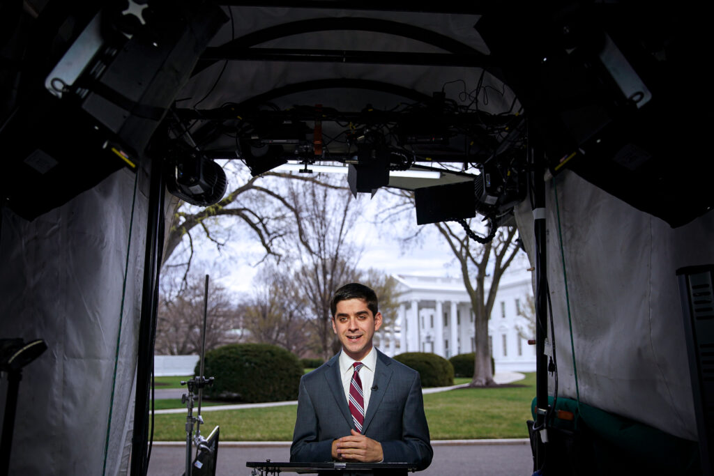 De l'expérience d'Elon à une carrière chez NBC News : le parcours de Gary Grumbach '16