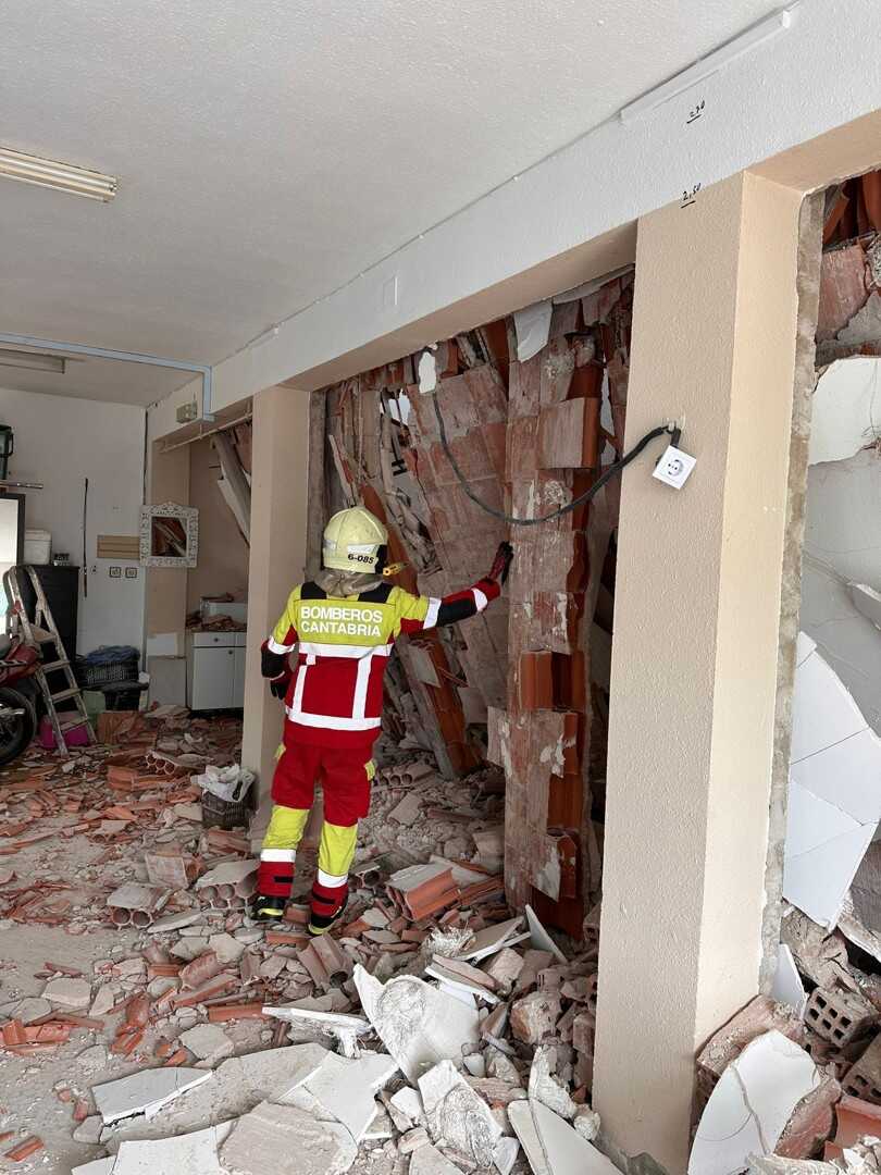 Déménagement d'urgence : 18 personnes évacuées d'un immeuble à Los Corrales de Buelna après un effondrement de toiture