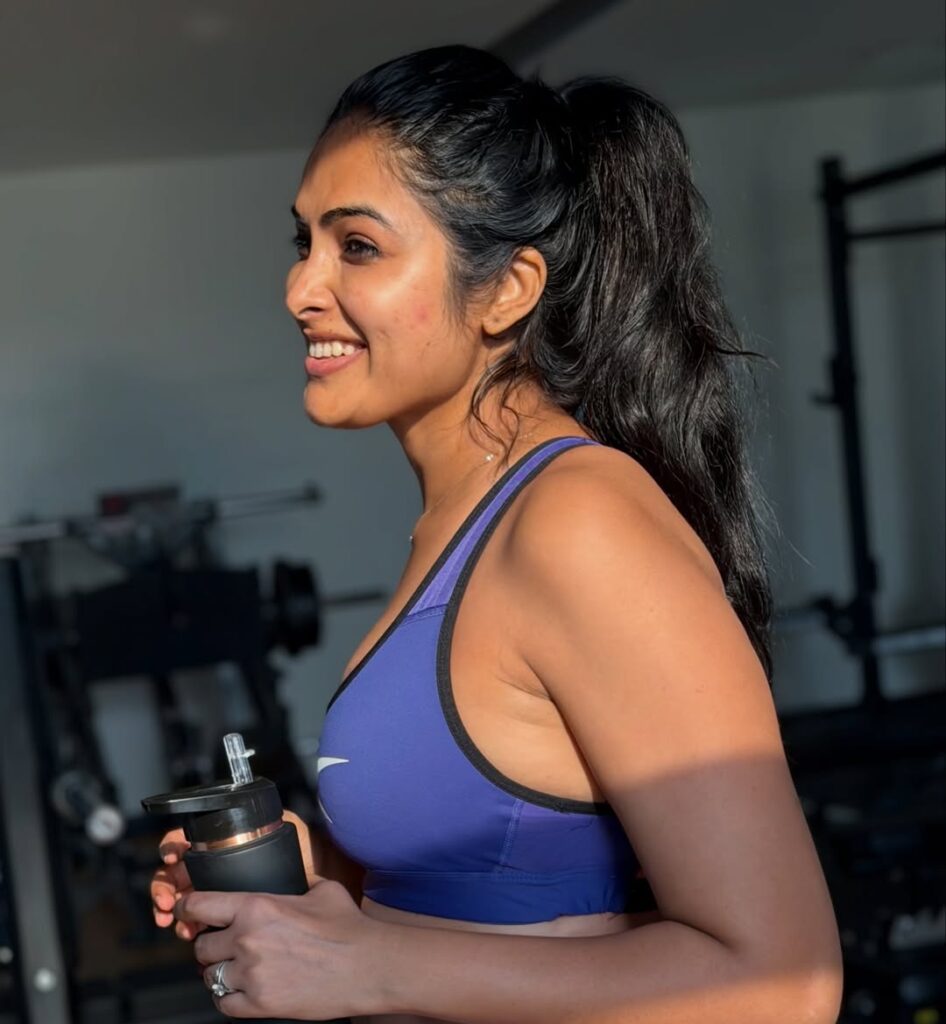 Divi Vadthya met en avant son corps sculpté lors d'un entraînement intense !