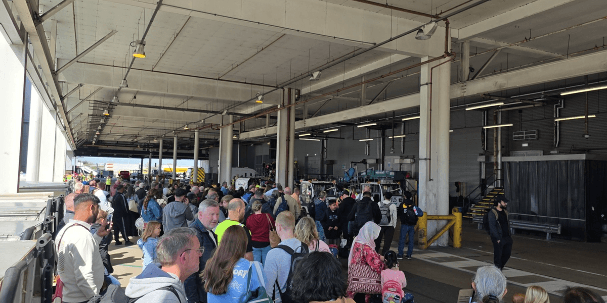 Évacuation de l'aéroport de Birmingham : des centaines d'usagers mises dehors suite à un incident à la livraison des bagages