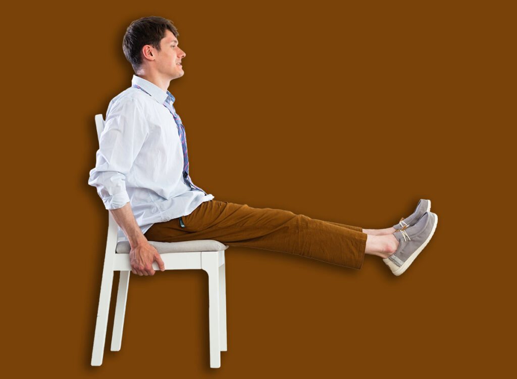 Exercices en fauteuil pour renforcer vos jambes après 60 ans