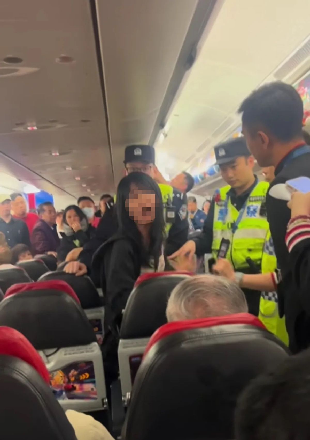 Une passagère en train de crier sur un vol