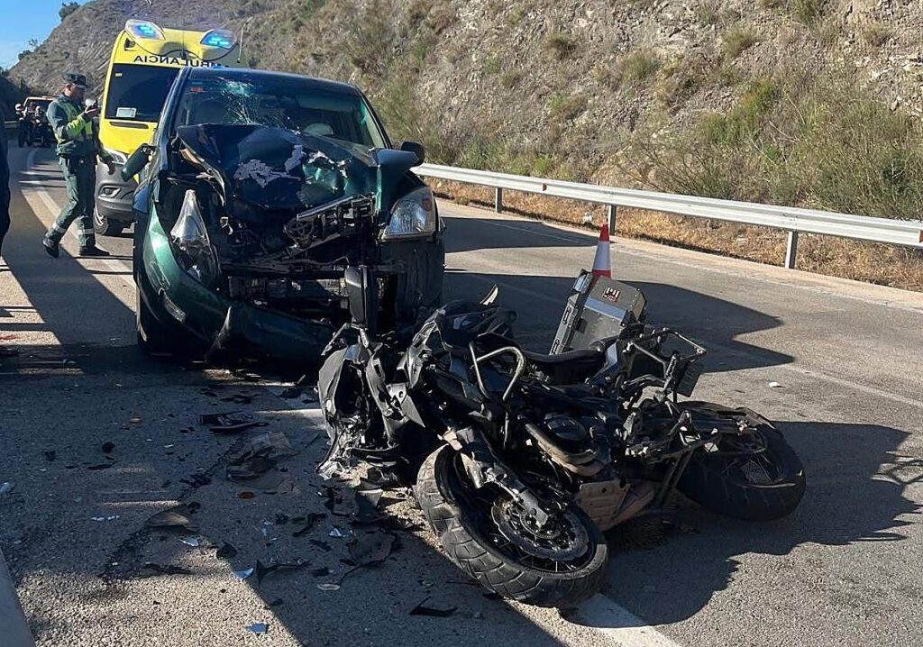 Graves blessures pour deux jeunes dans une collision entre motos et voiture à La Viñuela