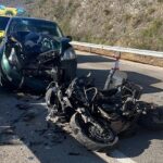 Graves blessures pour deux jeunes dans une collision entre motos et voiture à La Viñuela