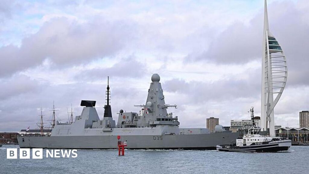 HMS Dragon accoste après un petit souci technique