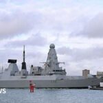HMS Dragon accoste après un petit souci technique