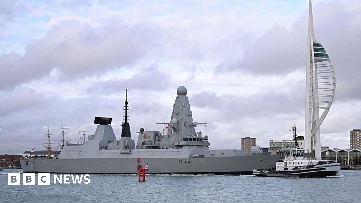 HMS Dragon accoste après un petit souci technique
