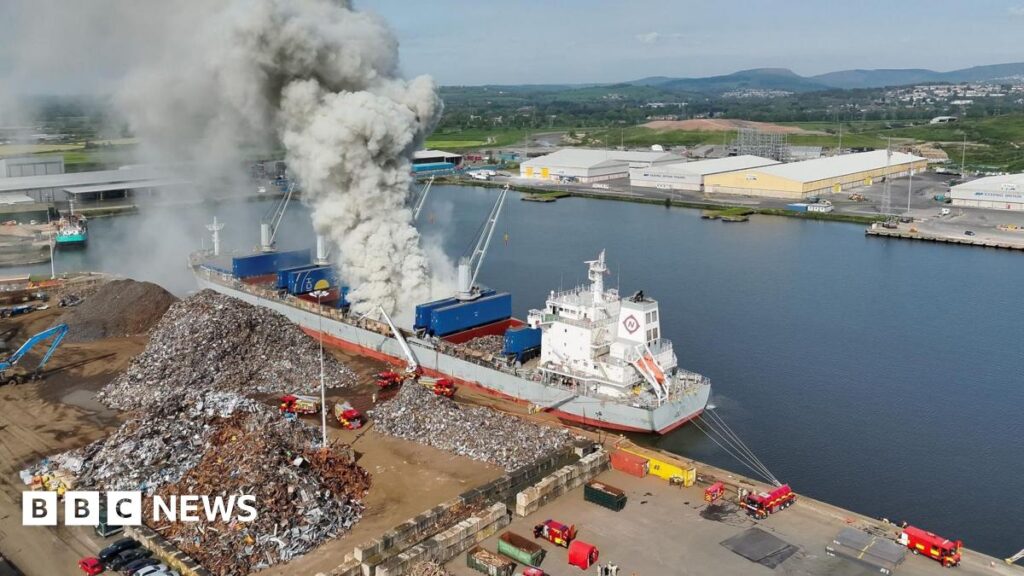 Incendie à Newport : un navire de ferraille en flammes