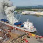 Incendie à Newport : un navire de ferraille en flammes