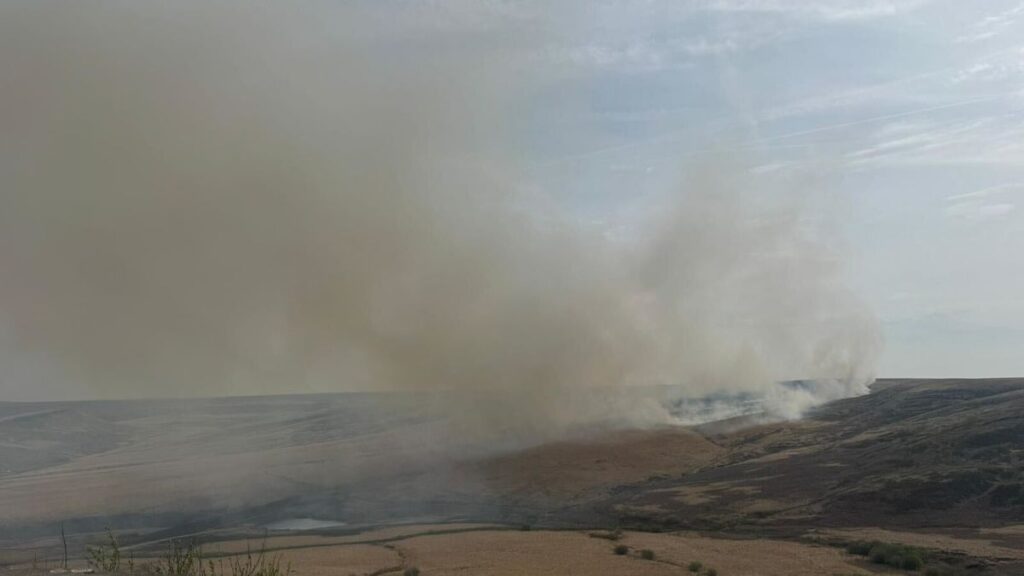 Incendie sur les landes : le feu s'embrase près de Scammonden Water