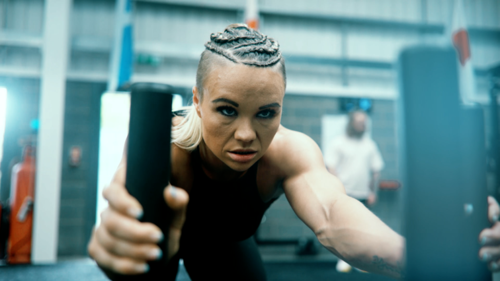 Ivy Nile triomphe dans trois catégories après ses débuts en fitness