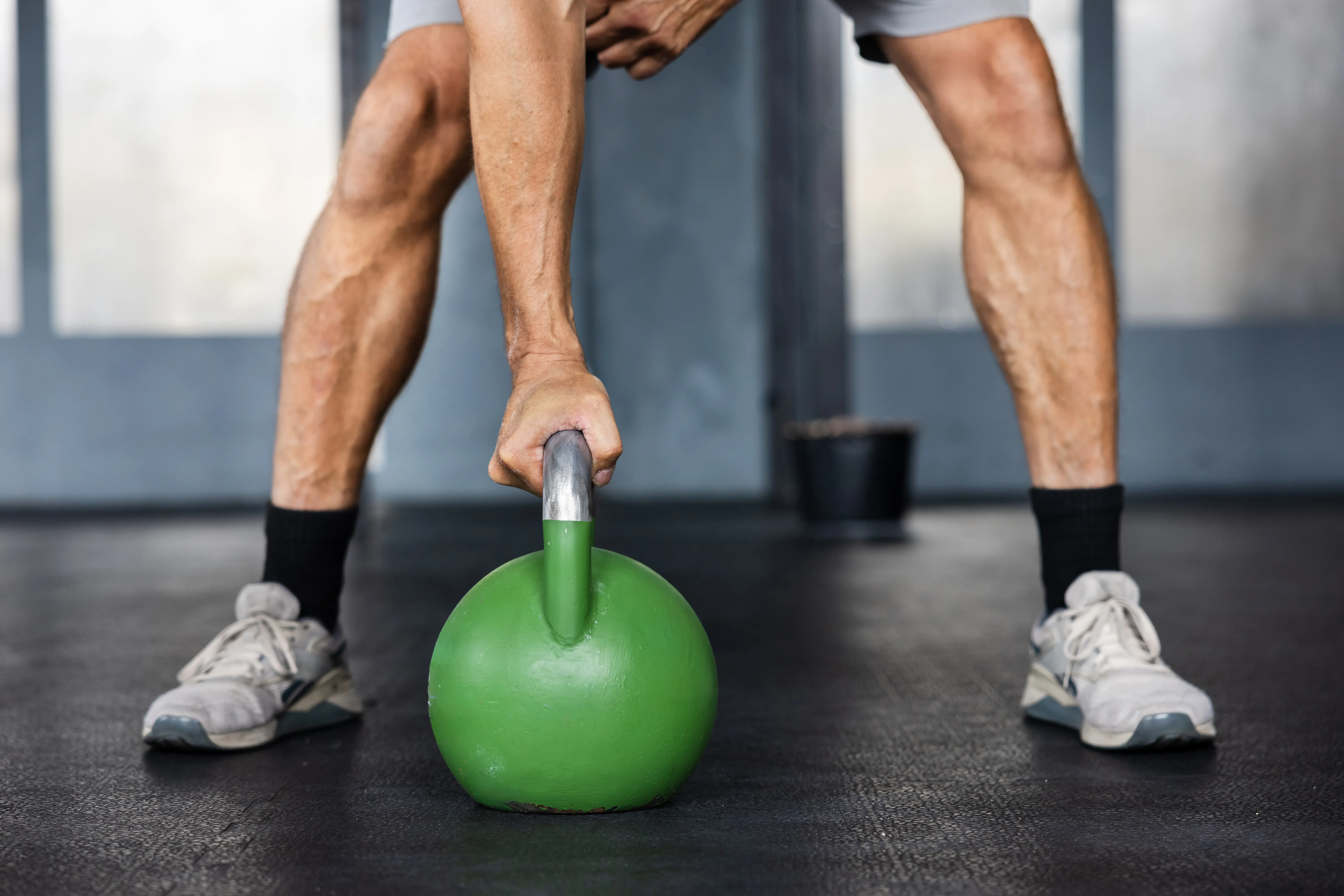 Un athlète se préparant avec un kettlebell