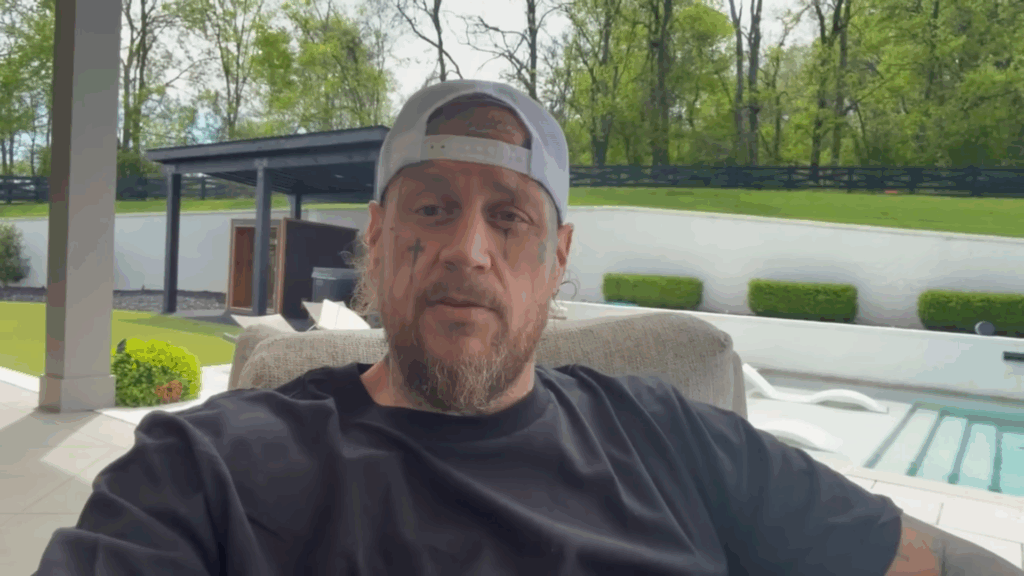 Jelly Roll s'exprime devant la caméra.