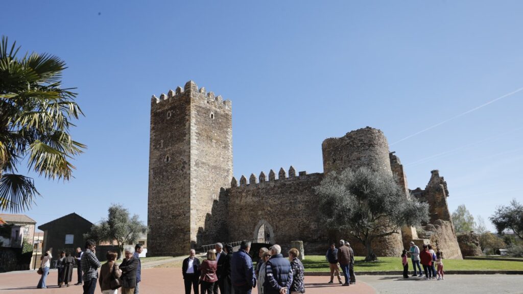 La tour du château de Laguna de Negrillos, un nouveau phare culturel