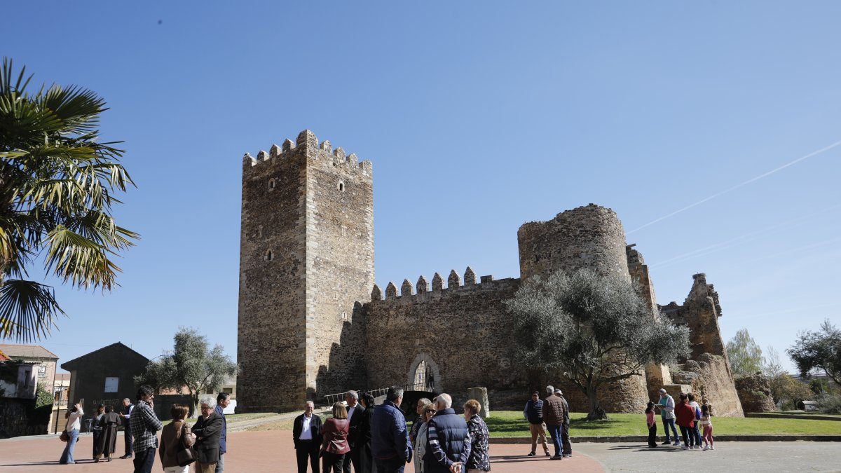 La tour du château de Laguna de Negrillos, un nouveau phare culturel