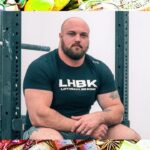 Le Régime de Mitchell Hooper, l'Homme le Plus Fort du Monde : Comment il Charge Neuf Plateaux sur sa Barre de Squat