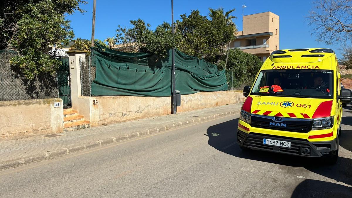 Une ambulance est arrivée pour porter secours aux victimes.