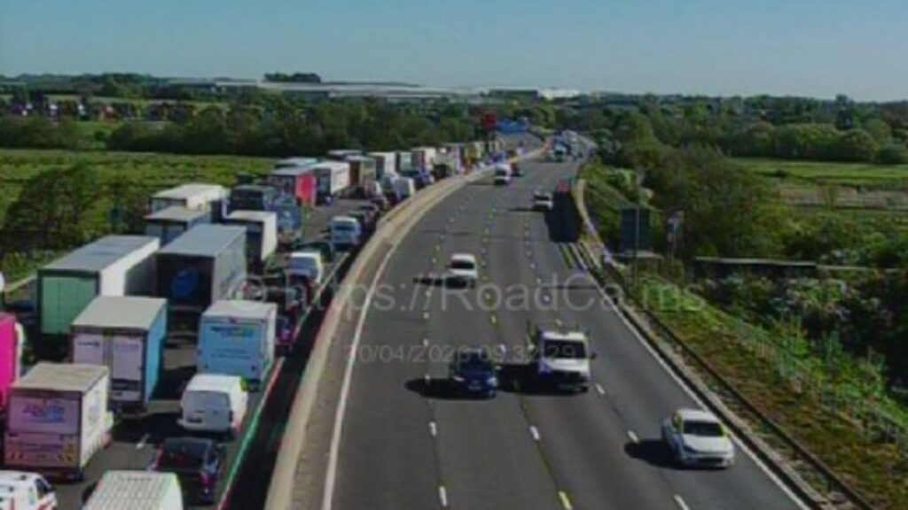 M6 : un homme hospitalisé après un accident qui a bloqué l'autoroute pendant trois heures