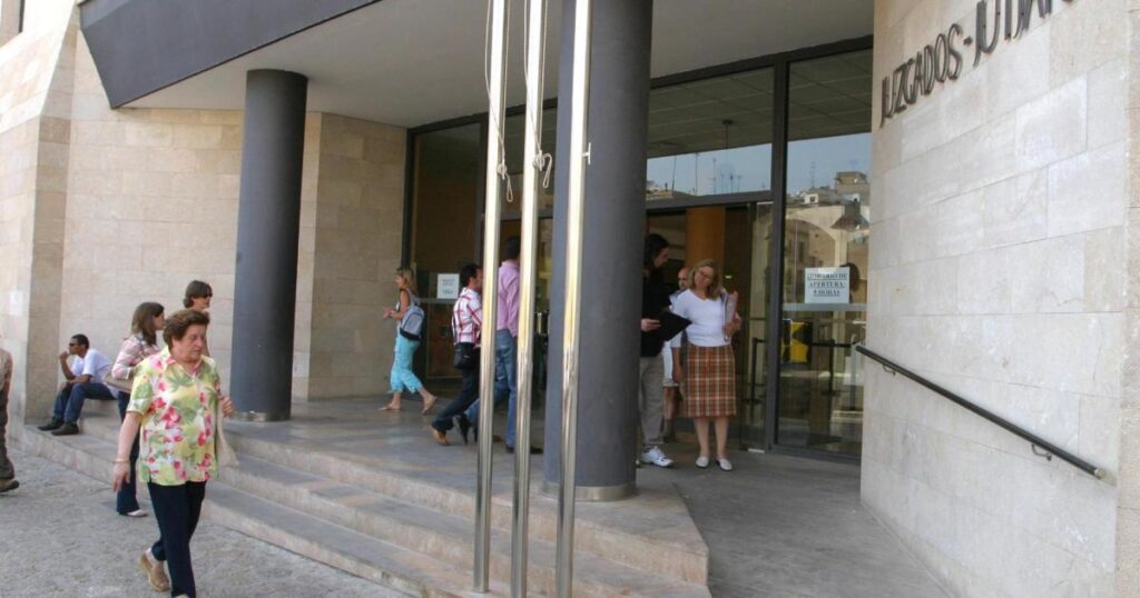 Minore menotté et pieds nus s'échappe au tribunal de Palma
