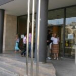 Minore menotté et pieds nus s'échappe au tribunal de Palma