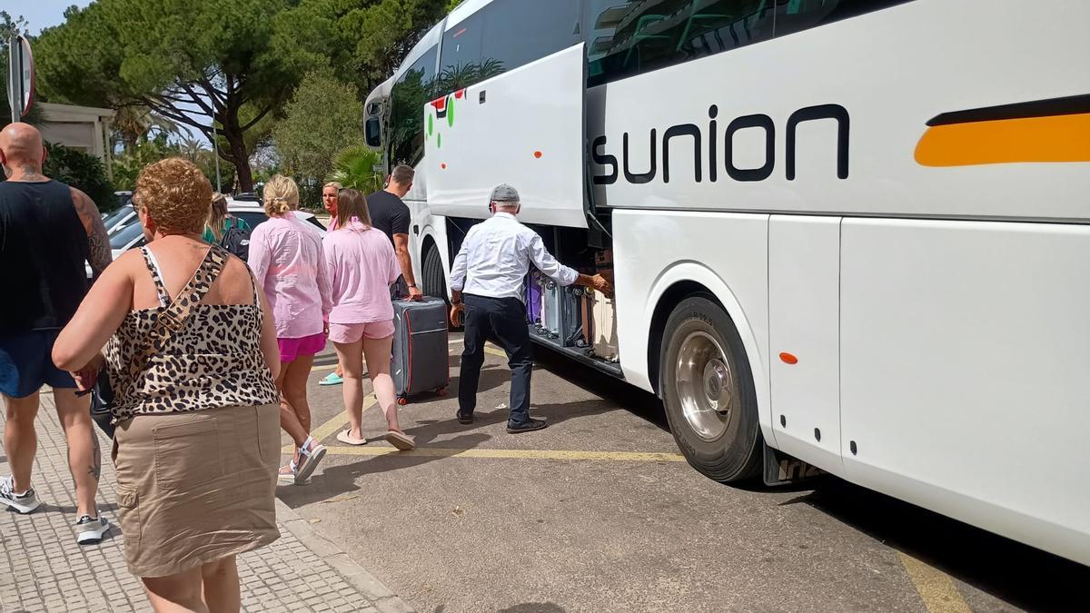 Touristes évacués du Rey Don Jaime
