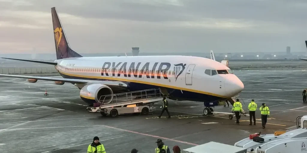 Passagers de Ryanair envahissent le tarmac pour empêcher un départ après un fiasco de contrôle aux frontières françaises