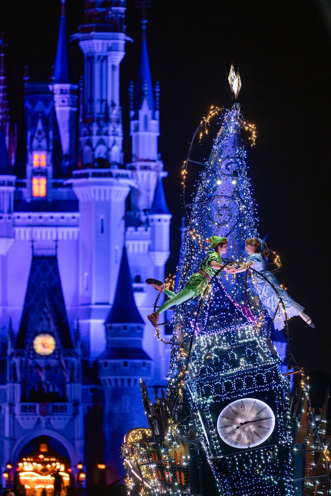 Peter Pan et Wendy volent dans la parade Starlight de Disney - Premier regard
